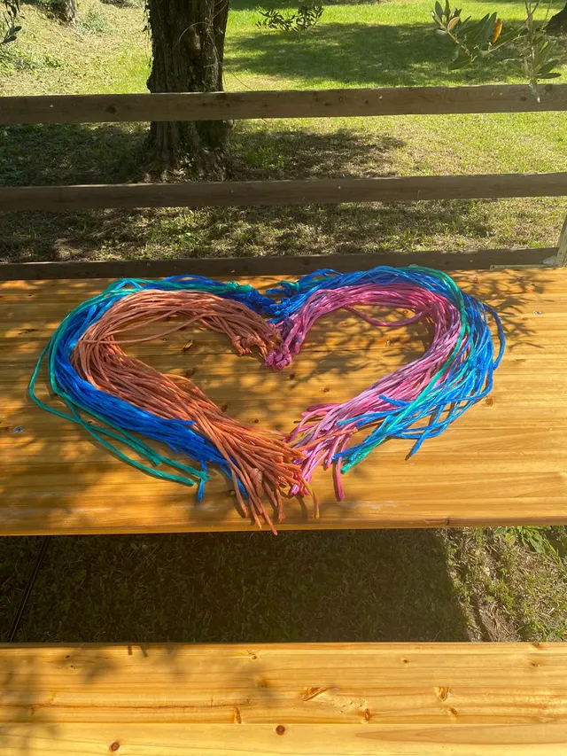 Un cuore composto con corde colorate dai bambini
