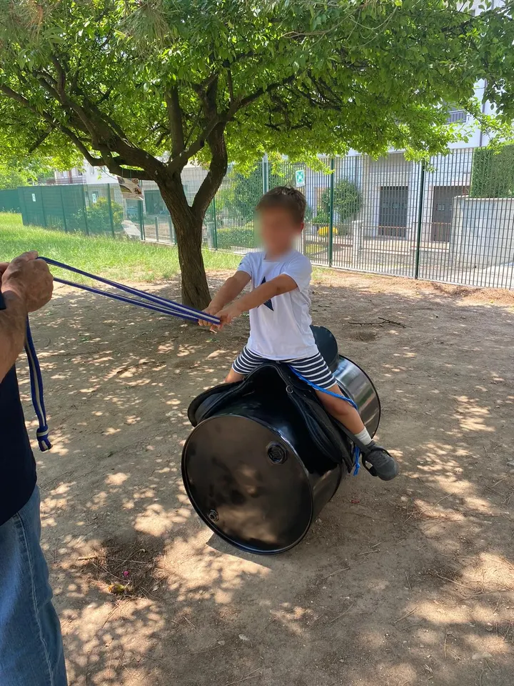 Un bambino gioca su una sella-gioco