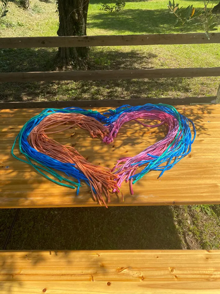 Un cuore composto con corde colorate dai bambini
