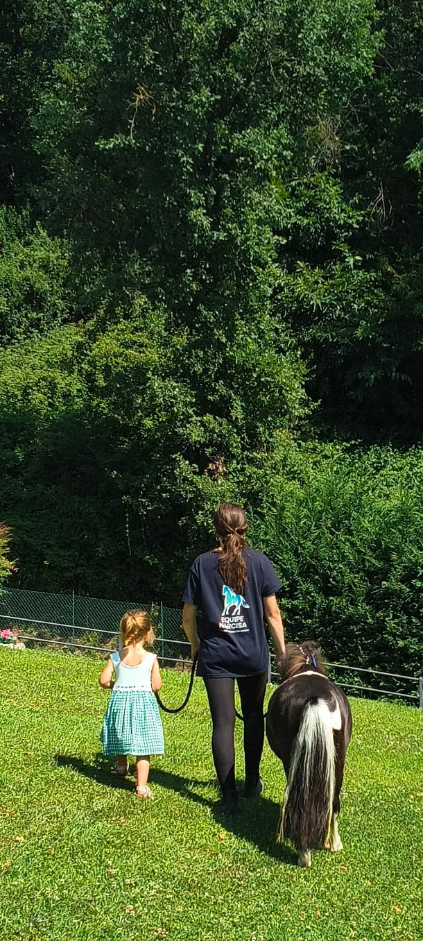 Cura e carezze durante l’incontro con il pony